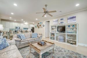 ein Wohnzimmer mit einer Couch und einem Deckenventilator in der Unterkunft Blessings by the Sea in Port Bolivar
