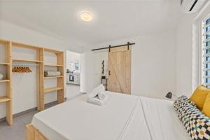 a room with a white bed and a wooden door at Fuente Verde in Fontein