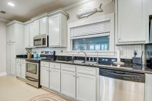 eine Küche mit weißen Schränken und einer Spüle in der Unterkunft Blessings by the Sea in Port Bolivar + 40 Fotos