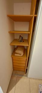 un pequeño armario con estantes de madera y una almohada en Apartamento exclusivo con ubicación preferencial, en La Plata