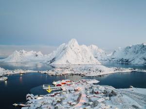 une vue aérienne sur un village dans la neige dans l'établissement Magnusbua in the centre of Reine, à Moskenes
