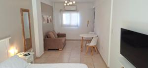 Una pequeña sala de estar con un sofá y una mesa. en Apartamento exclusivo con ubicación preferencial, en La Plata