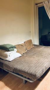 Ένα ή περισσότερα κρεβάτια σε δωμάτιο στο Beautiful studio with terrace in Woluwe-Saint-Lambert