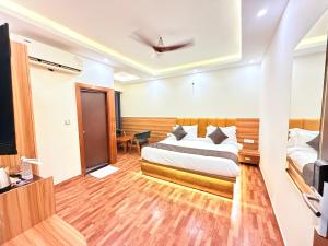 大诺伊达The Prominence Hotel Greater Noida的一间带床和电视的酒店房间