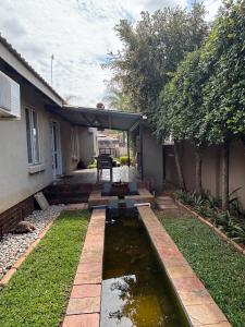 Κήπος έξω από το Marie Guest House