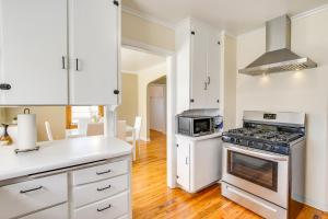 Nhà bếp/bếp nhỏ tại Charming Sturgis Getaway - 1 Mi to Main Street!