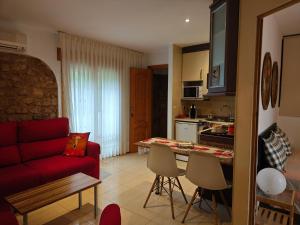 a living room with a red couch and a table at Apartamento Cambral in Lumpiaque