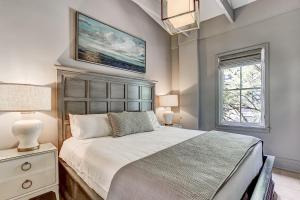 une chambre avec un grand lit et une fenêtre dans l'établissement Parker's Collection Unit 5, à Savannah 16 autres photos