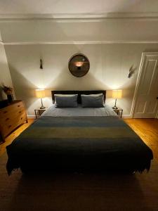 Una cama o camas en una habitación de Wedale House, first floor