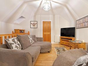 Eglinghamにある3 Bed in Ellingham 90380のソファと薄型テレビのあるリビングルーム