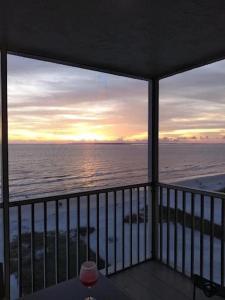 una vista dell'oceano da un balcone di Irresistible Beach Life, Spectacular Sunsets - FMB - Condo Sunset Vista - Roelens a Fort Myers Beach