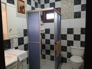 a bathroom with a toilet and a sink at Casas particulares Heil e Abadir in Urubici +44 photos