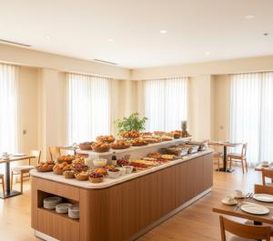 een buffet met veel verschillende soorten eten bij Gevrek Apart izmir in Karşıyaka +16 foto's