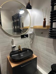 ラムサウにあるBergbachの黒い洗面台と鏡のあるバスルーム +119枚の写真