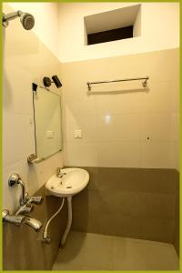 Ένα μπάνιο στο Hotel Miraj Blusagar Jagannath Temple # Sea Beach # Bangali Market, Best Prime Location +14 φωτογραφίες