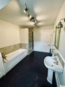 Ένα μπάνιο στο Wedale House, second floor +10 φωτογραφίες