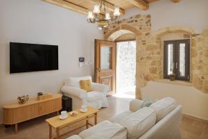 TV a/nebo společenská místnost v ubytování Villa Voritsi with Jacuzzi & Sauna