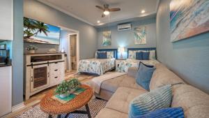 Η κουζίνα ή μικρή κουζίνα στο 2 Units Beach Boardwalk Pool Pickleball Tennis Island Retreat Complex