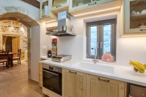 Kuchyň nebo kuchyňský kout v ubytování Villa Voritsi with Jacuzzi & Sauna