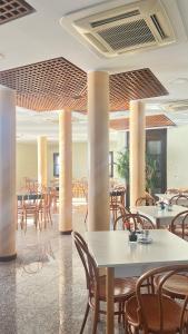 een eetkamer met tafels en stoelen in een gebouw bij Zeeva Hotel and Resort in Torre Dei Corsari