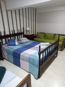 リベラにあるSolar de Pazの大きなベッドとソファのある寝室