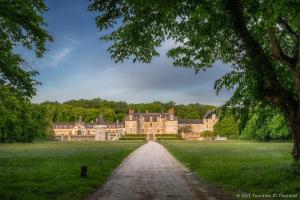 a large castle with a dirt road in front of it at Gîte Le Jardin Secret Castanéa Parc Loire Anjou Touraine in Continvoir