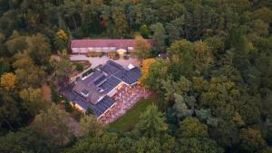 una vista aérea de una casa en el bosque en Hotel Duinrand Drunen, en Drunen