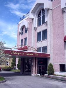 d'un grand bâtiment en briques avec un panneau réanimant la ligne sur chenilles dans l'établissement Auberge du Grand Lac, à Magog