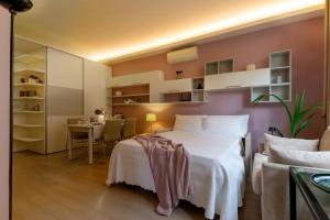 une chambre avec un lit blanc et une table dans l'établissement Cavour Suite Luxury, à Bologne