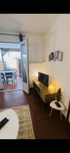 Μια τηλεόραση ή/και κέντρο ψυχαγωγίας στο Studio cosy au pied de la Soufrière