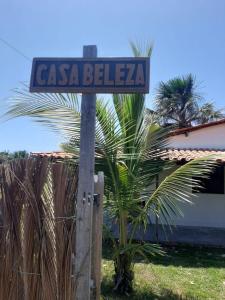 een straatbord voor een palmboom bij Casa Beleza Atins in Atins