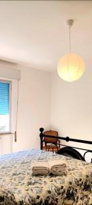 ein Schlafzimmer mit einem Bett mit einer Decke darauf in der Unterkunft big house - vicino 20 minuti da PISA e LUCCA in Buti + 10 Fotos