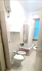 ein weißes Badezimmer mit Toilette und Waschbecken in der Unterkunft big house - vicino 20 minuti da PISA e LUCCA in Buti