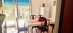 eine Küche mit Tisch und Stühlen und einem Kühlschrank in der Unterkunft big house - vicino 20 minuti da PISA e LUCCA in Buti