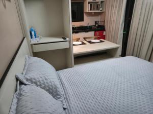 una habitación de hotel con una cama y un baño en Casa Container Oceano, en Foz do Iguaçu