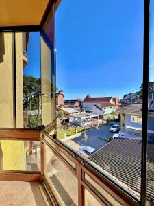 un balcone con vista su un parcheggio di Apartamento no centro de Gramado a Gramado