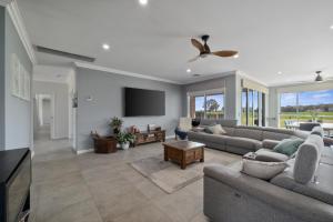 TV a/nebo společenská místnost v ubytování Kirwans Bridge