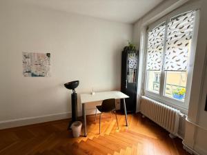 a room with a white table and a window at Laus-Angeles in Lausanne