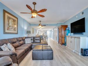 タイビーアイランドにあるRelax-Unwind-Enjoyのソファと薄型テレビのあるリビングルーム