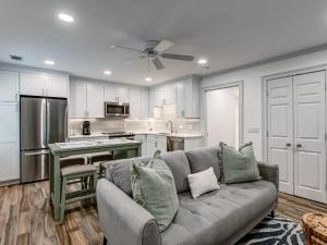 ein Wohnzimmer mit Sofa und eine Küche in der Unterkunft Crawford Coastal in Savannah