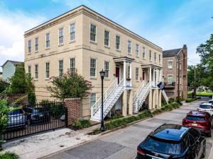 ein Gebäude mit davor geparkten Autos in der Unterkunft Crawford Coastal in Savannah