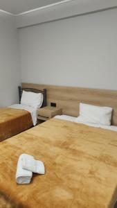 een kamer met twee bedden met handdoeken erop bij VILA NIKOLETA in Ierissos