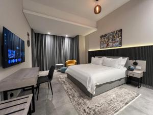 Postel nebo postele na pokoji v ubytování Anthonian Suites + 39 fotografií