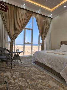 Una cama o camas en una habitación de Arabian Sea Marina - مرسى بحر العرب