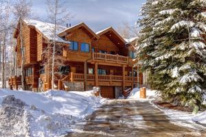 KBM Resorts Timber Wolf Lodge Mountain Elegance with Gas Fireplace Common Hot Tubs Near Canyons Village TWL-5b v zimě