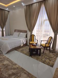 Una cama o camas en una habitación de Arabian Sea Marina - مرسى بحر العرب