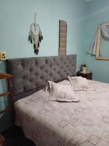 ein Schlafzimmer mit einem Bett mit einer rosa Tagesdecke in der Unterkunft Mallorca in Jesús María + 22 Fotos