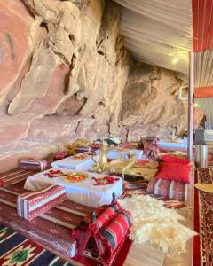 Een restaurant of ander eetgelegenheid bij Desert Pearl Luxury Camp