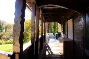 eine Außenansicht einer Veranda eines Hauses in der Unterkunft Aurora Silvae 