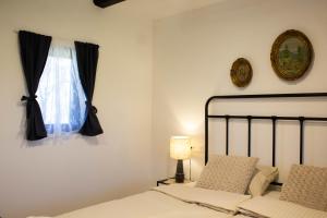 ein Schlafzimmer mit einem Bett und einem Fenster in der Unterkunft Aurora Silvae 